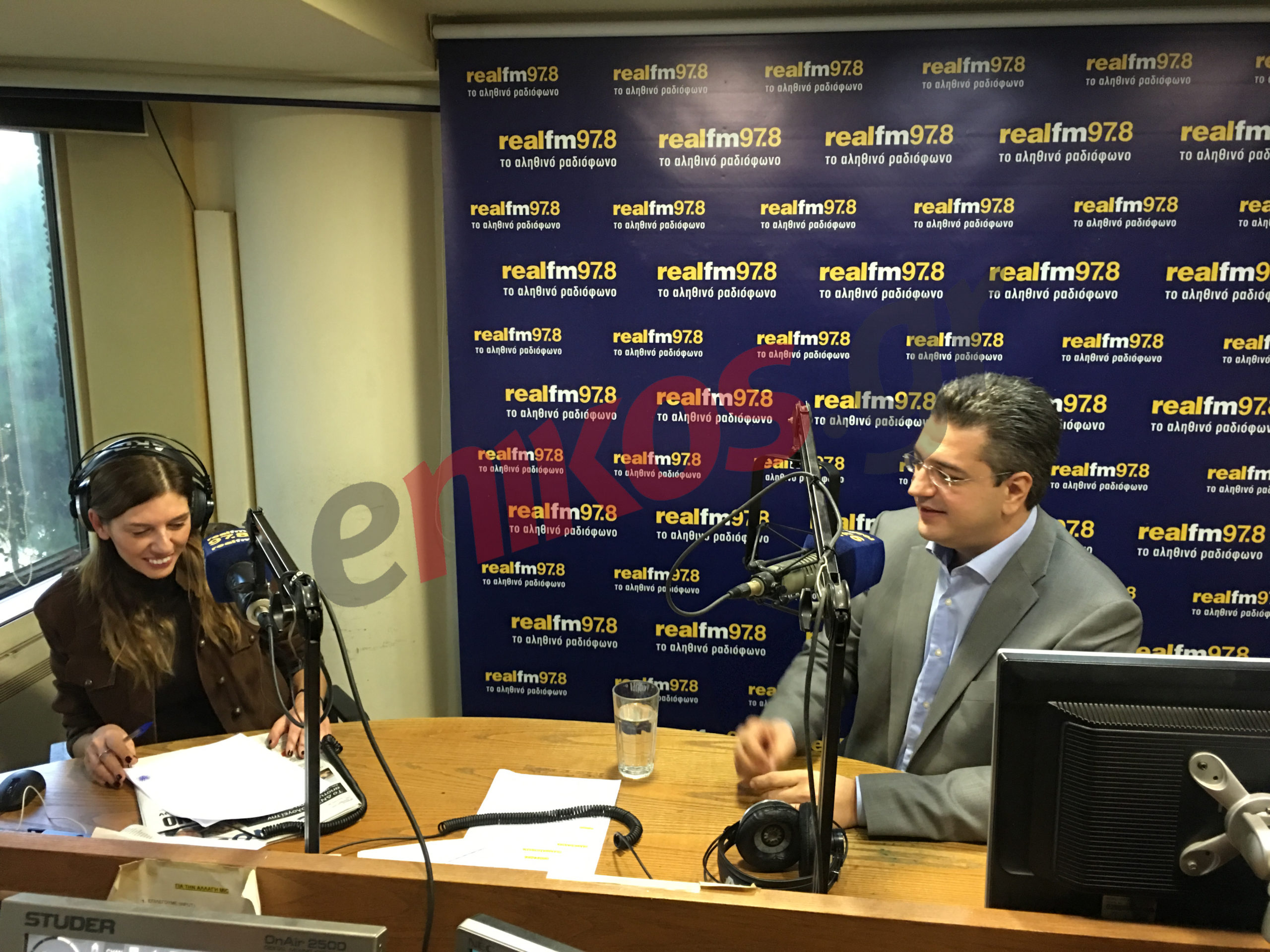 Ο Απόστολος Τζιτζικώστας στο studio του Real Fm 97,8 – ΦΩΤΟ