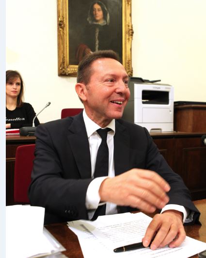 Αμφισβητεί το πόρισμα της Βουλής για τη Siemens ο Στουρνάρας