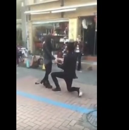 Τουρκοκύπριος κάνει πρόταση γάμου σε Ελληνοκύπρια στην κατεχόμενη Λευκωσία – ΒΙΝΤΕΟ