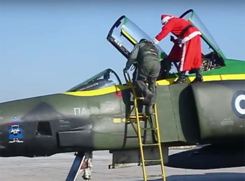 Με Phantom προσγειώθηκε στη Λάρισα ο Άγιος Βασίλης – ΒΙΝΤΕΟ