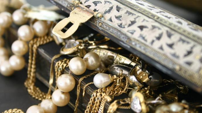 Μετρητά, κοσμήματα και πολύτιμοι λίθοι στο νέο πόθεν έσχες