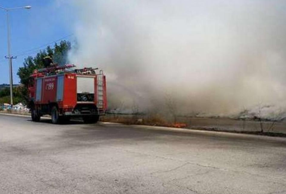Με δυσκολία διεξάγεται η κυκλοφορία στην Πατρών-Πύργου λόγω πυρκαγιάς
