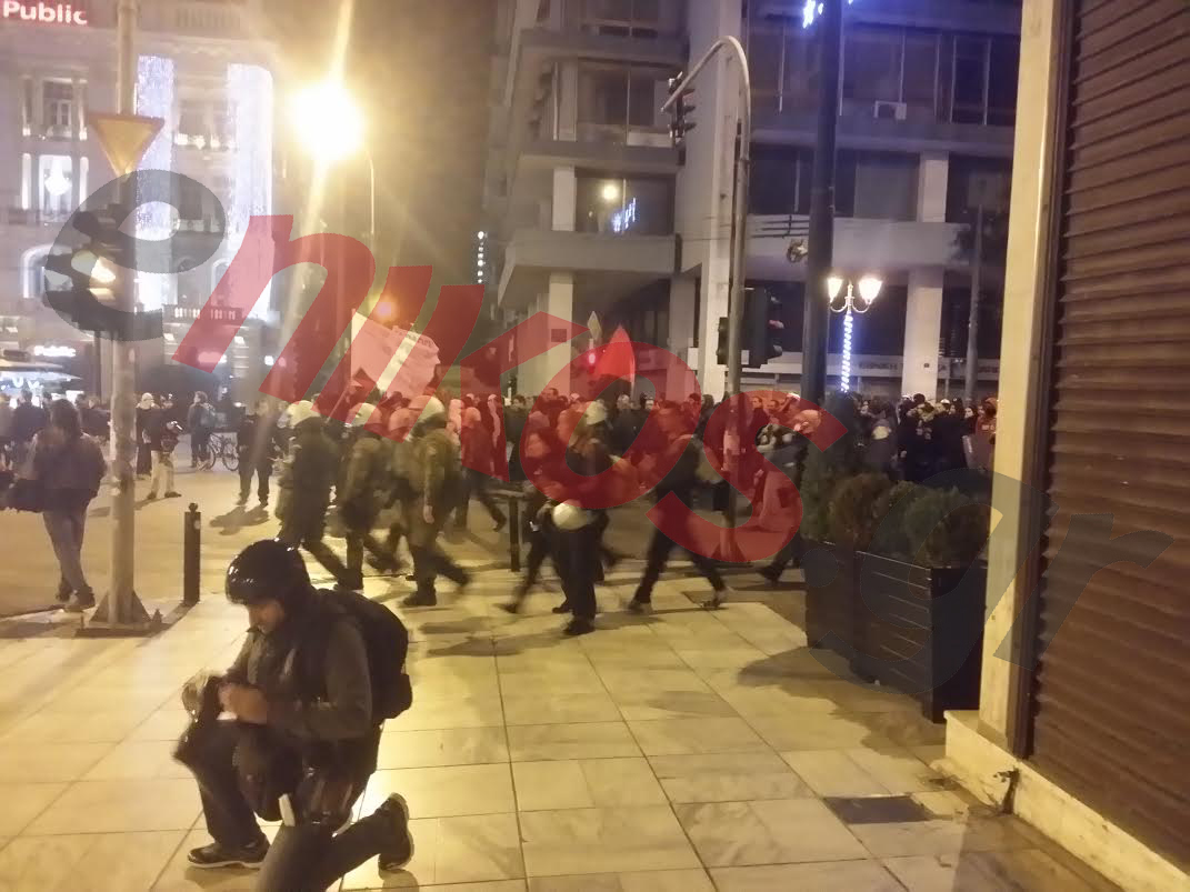 Στο Σύνταγμα η πορεία – Ισχυρές αστυνομικές δυνάμεις – ΤΩΡΑ – ΦΩΤΟ