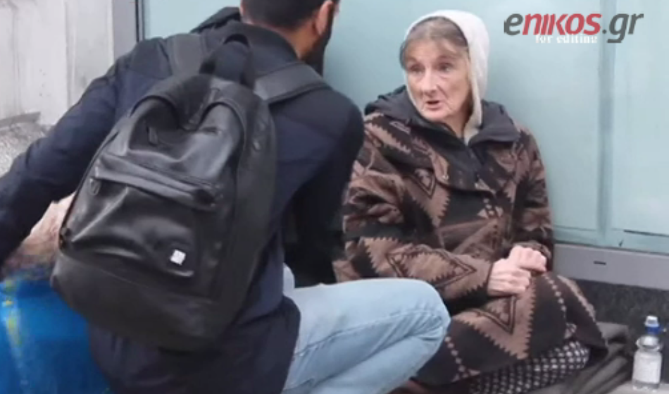 Μουσουλμάνος “Άγιος Βασίλης” μοιράζει δώρα σε άστεγους – ΒΙΝΤΕΟ