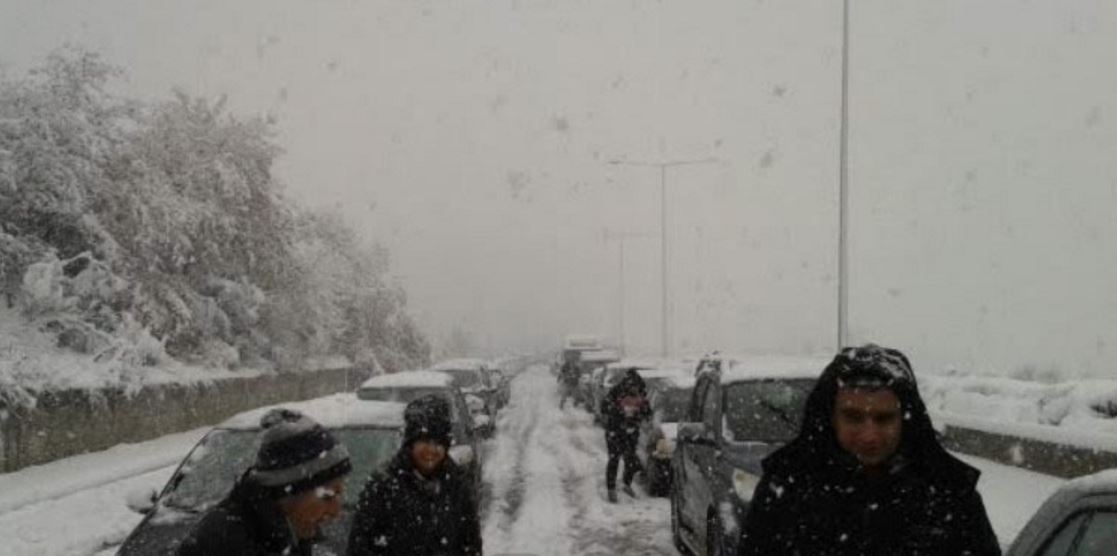 Χάος στην Εθνική Αθηνών – Θεσσαλονίκης – Οδηγοί εγκλωβισμένοι στον χιονιά – ΦΩΤΟ