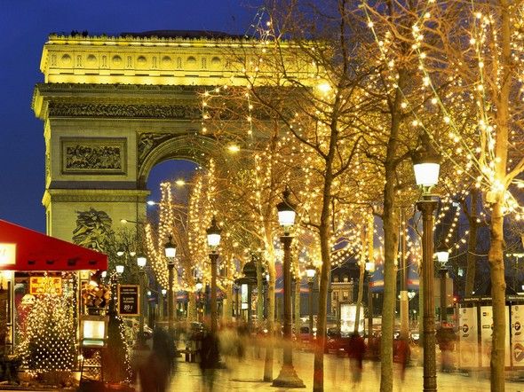 Το Παρίσι επιλέγουν οι Έλληνες για τα Χριστούγεννα