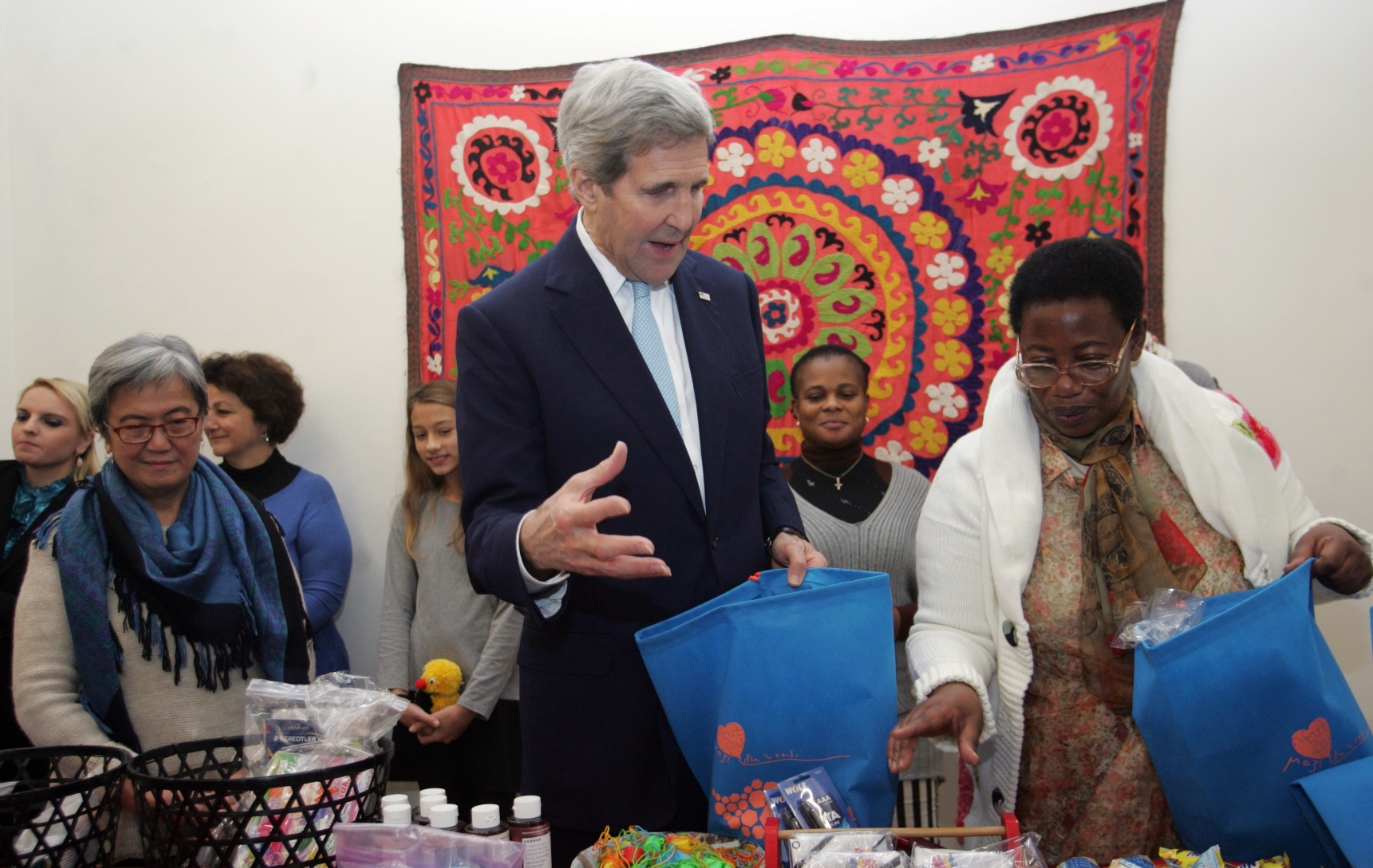 Ο Τζον Κέρι, το παπάκι και… το μελομακάρονο – ΦΩΤΟ