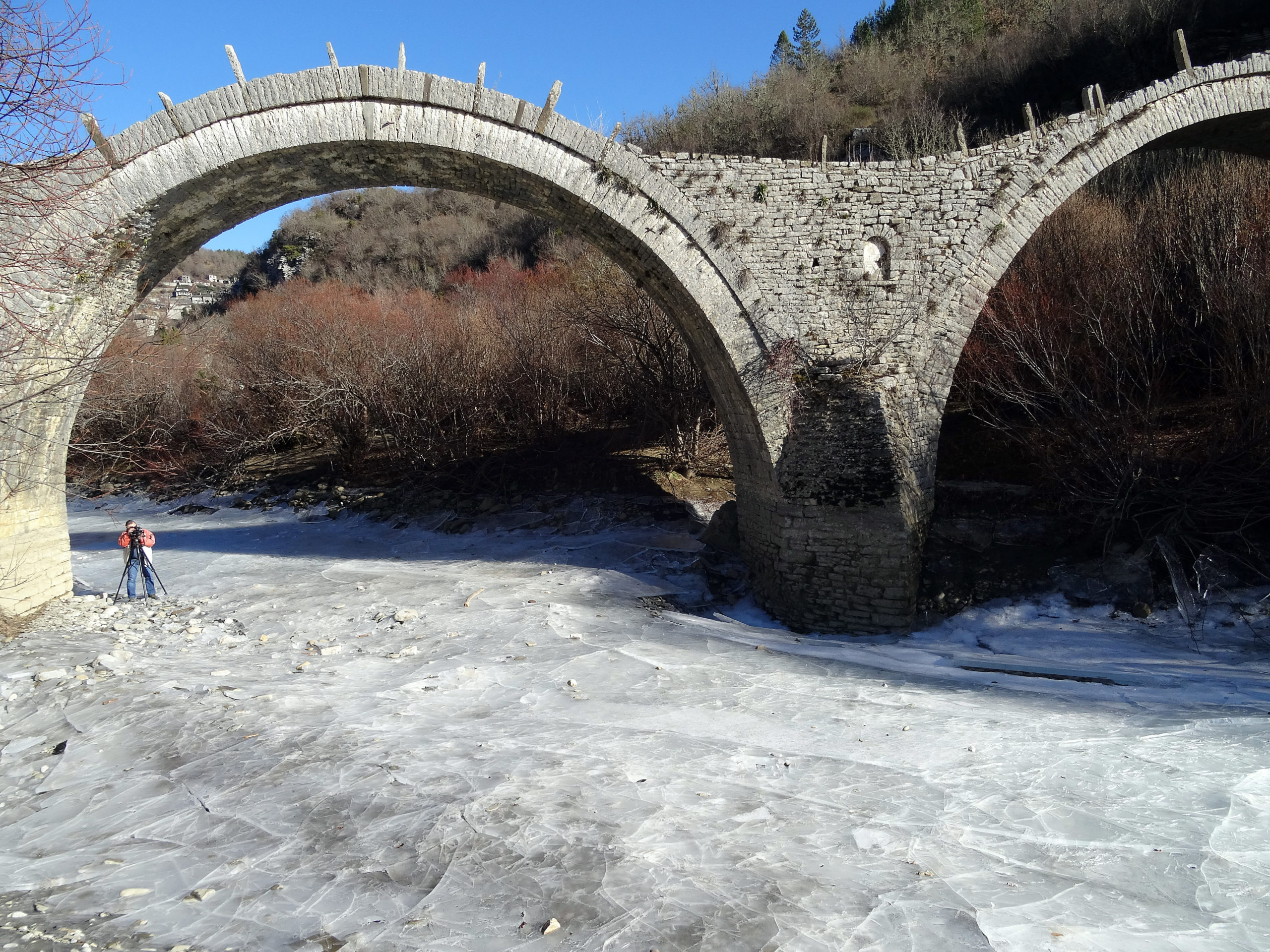 Πάγωσε το ποτάμι στο Ζαγόρι – ΦΩΤΟ