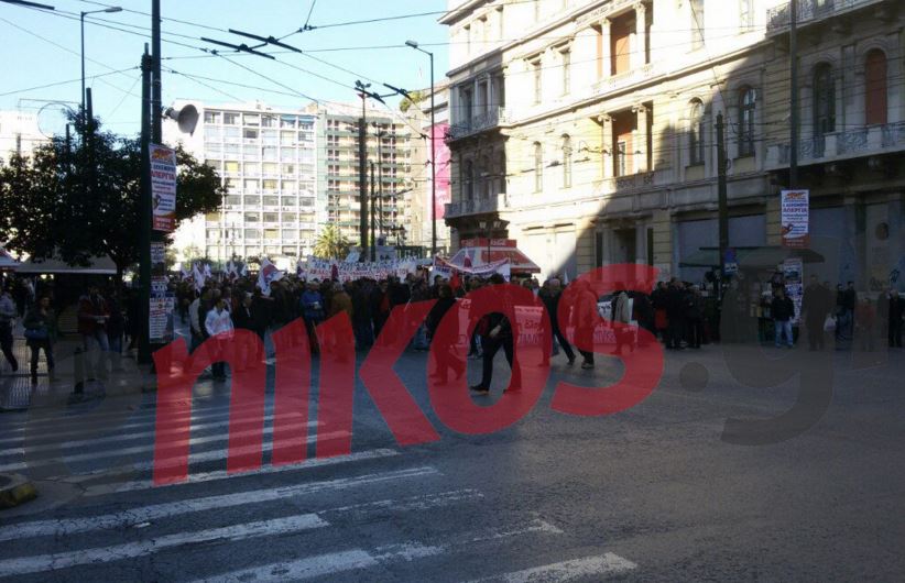 Σε εξέλιξη η συγκέντρωση του ΠΑΜΕ στην Ομόνοια – ΦΩΤΟ