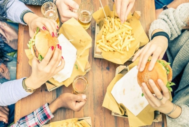 Πόσο πρέπει να γυμναστείτε για να κάψετε μπέργκερ, σοκολάτες και μπύρες