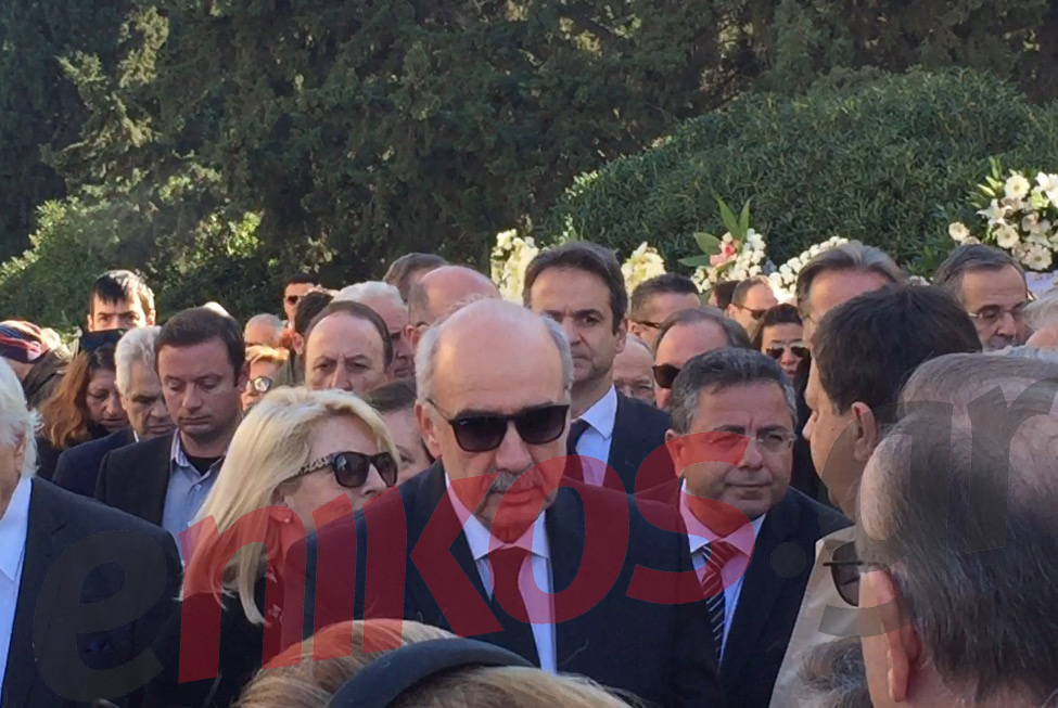 Ο Μεϊμαράκης στην κηδεία της αδελφής του – ΦΩΤΟ