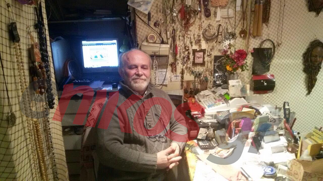 Η αλήθεια για τον άνδρα που έγινε “viral” στη “βροχή” των μολότοφ – Τι λέει ο εργοδότης του