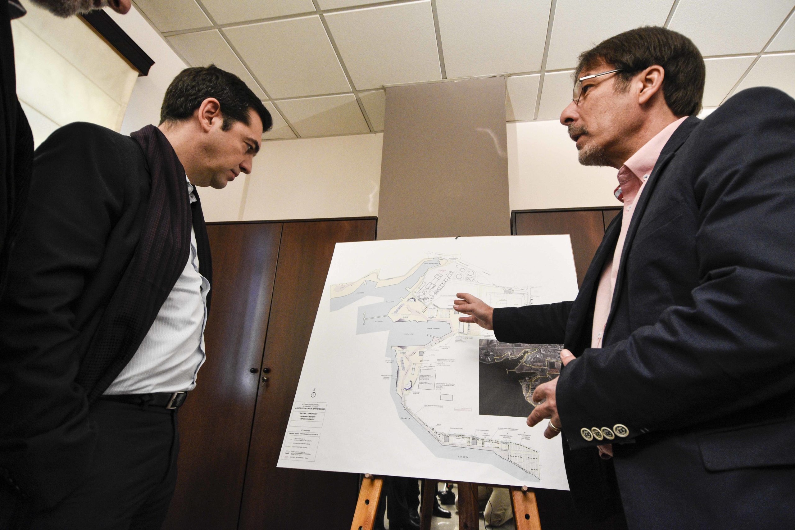 Καρέ καρέ η πρωινή επίσκεψη του Τσίπρα σε Κερατσίνι-Δραπετσώνα – ΦΩΤΟ