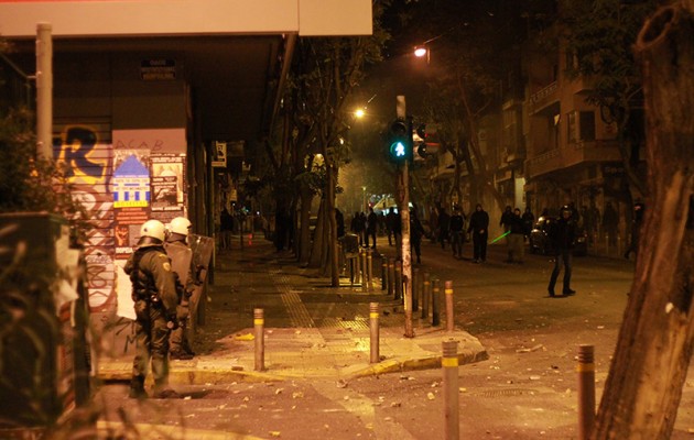 Δύο αστυνομικοί τραυματίστηκαν στα Εξάρχεια