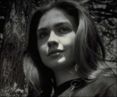 Αναγνωρίζετε την κοπέλα της φωτογραφίας;