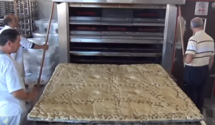 Το χριστόψωμο των… 180 κιλών – ΒΙΝΤΕΟ