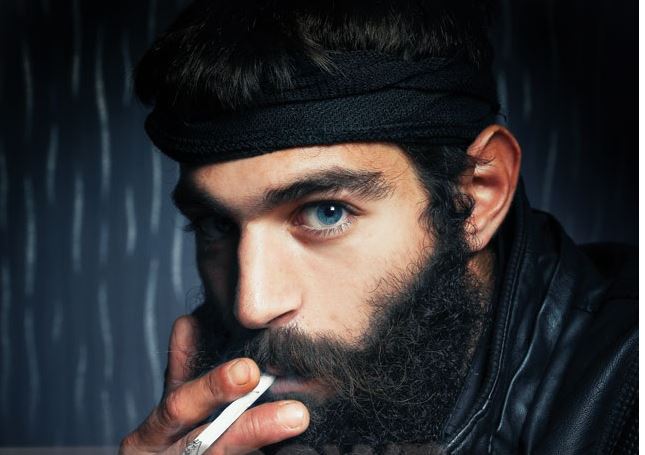 Ο Κρητικός αγρότης αρνείται να αφήσει το… τσιγάρο – ΦΩΤΟ