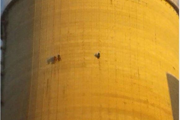 Ακτιβιστές της Greenpeace στον πύργο ψύξης του ατμοηλεκτρικού σταθμού Αγίου Δημητρίου – ΦΩΤΟ