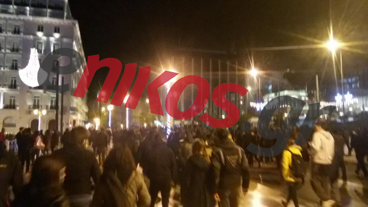 Κρότου λάμψης και δακρυγόνα στην Πανεπιστημίου – ΤΩΡΑ