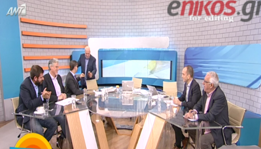 Ο Παπαδάκης προσφέρει το μέλι του “viral” Κρητικού στο πάνελ της εκπομπής – ΒΙΝΤΕΟ