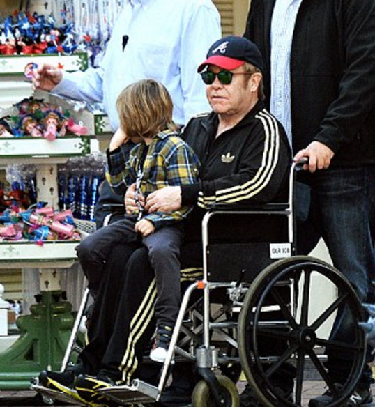 Σε αναπηρική καρέκλα ο Έλτον Τζον – ΦΩΤΟ