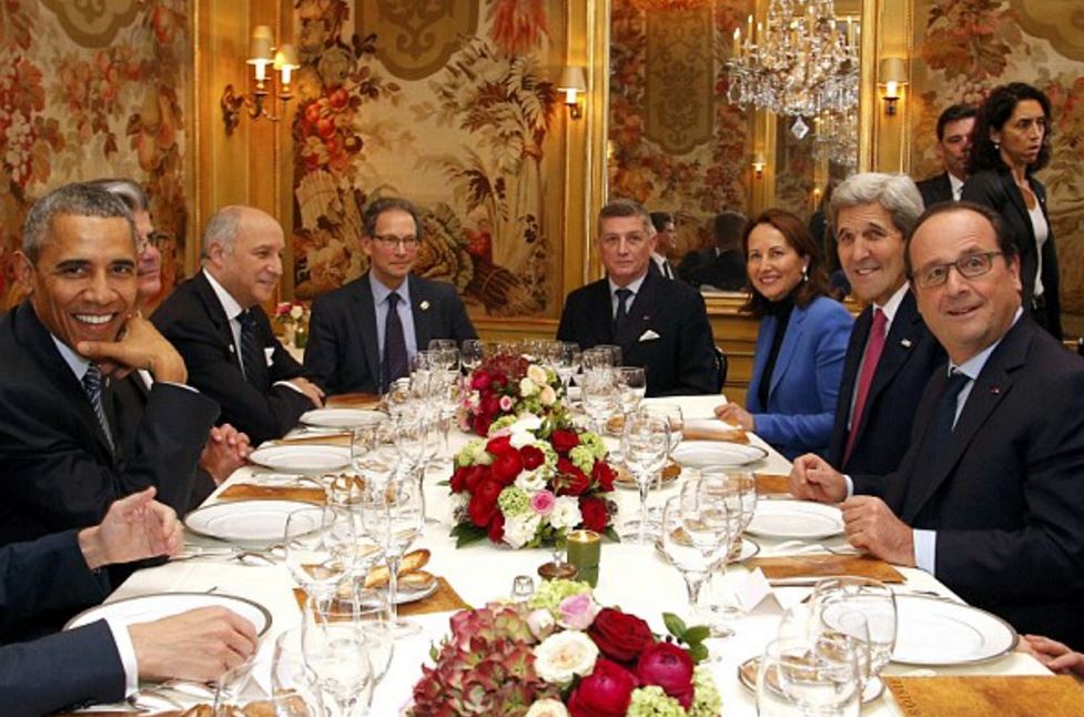 Το λαμπερό δείπνο του Ολάντ στον Ομπάμα – ΦΩΤΟ