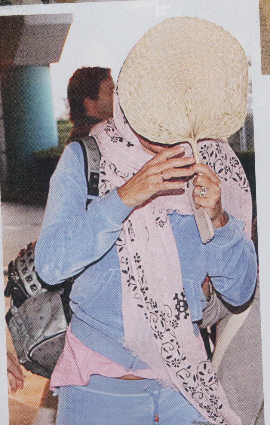 Η Μενεγάκη κρύφτηκε στο αεροδρόμιο πίσω από μια βεντάλια – ΦΩΤΟ