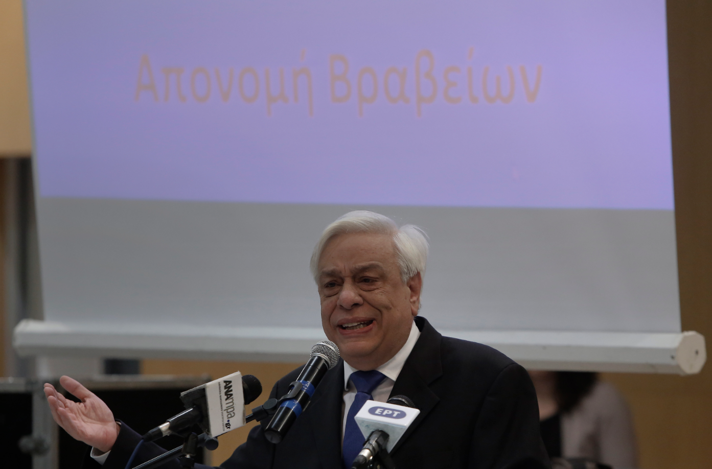 Η “υπόσχεση” του Παυλόπουλου στους μαθητές για το κάπνισμα