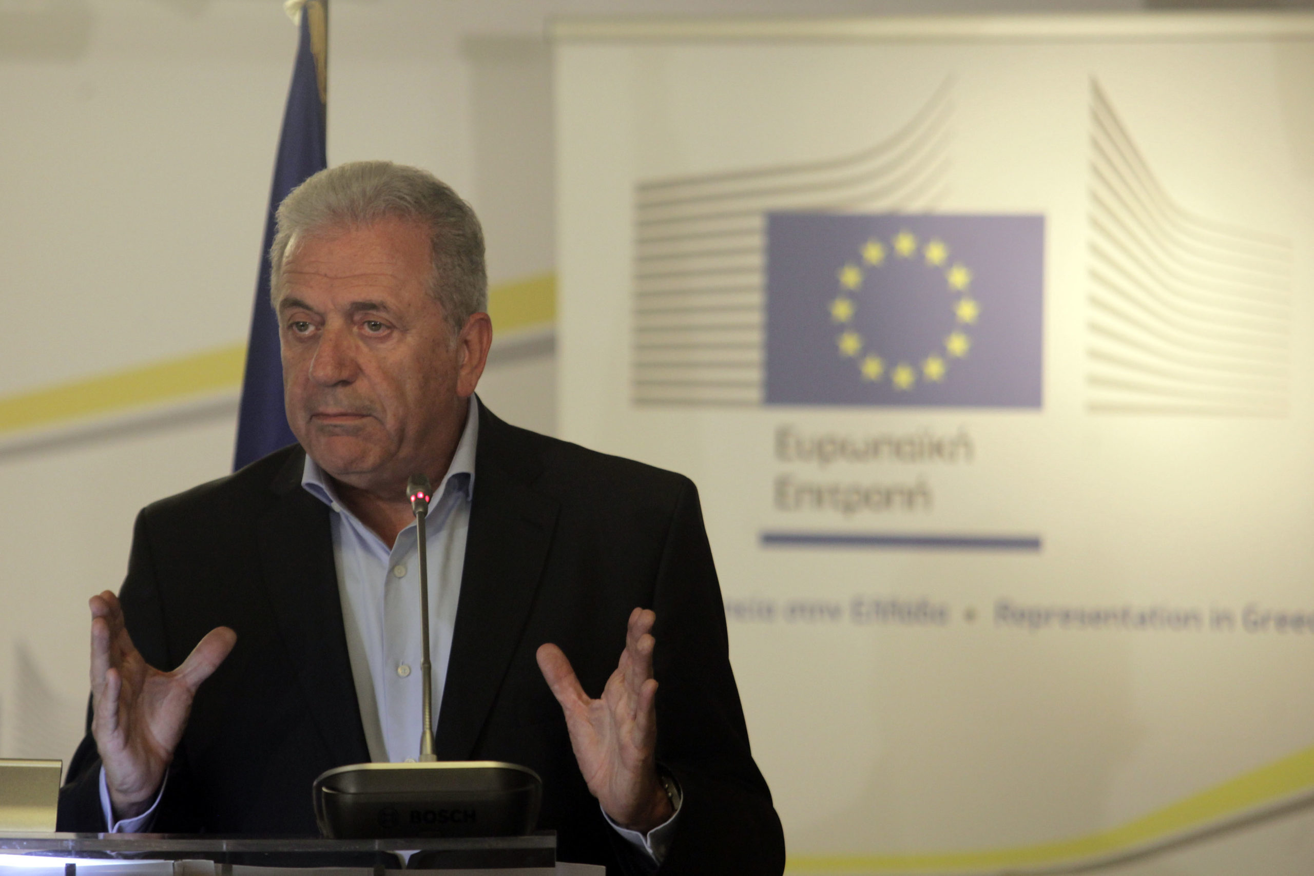 Αβραμόπουλος: Το δημοσίευμα του Politico και η κάλυψη της Κομισιόν – «Δεν εκπροσωπούσε την ΜΚΟ του Παντσέρι στις επαφές του με στελέχη της Ε.Ε.»