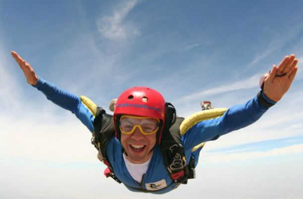 Μιλούσε στο Skype ενώ… έκανε sky diving – ΒΙΝΤΕΟ