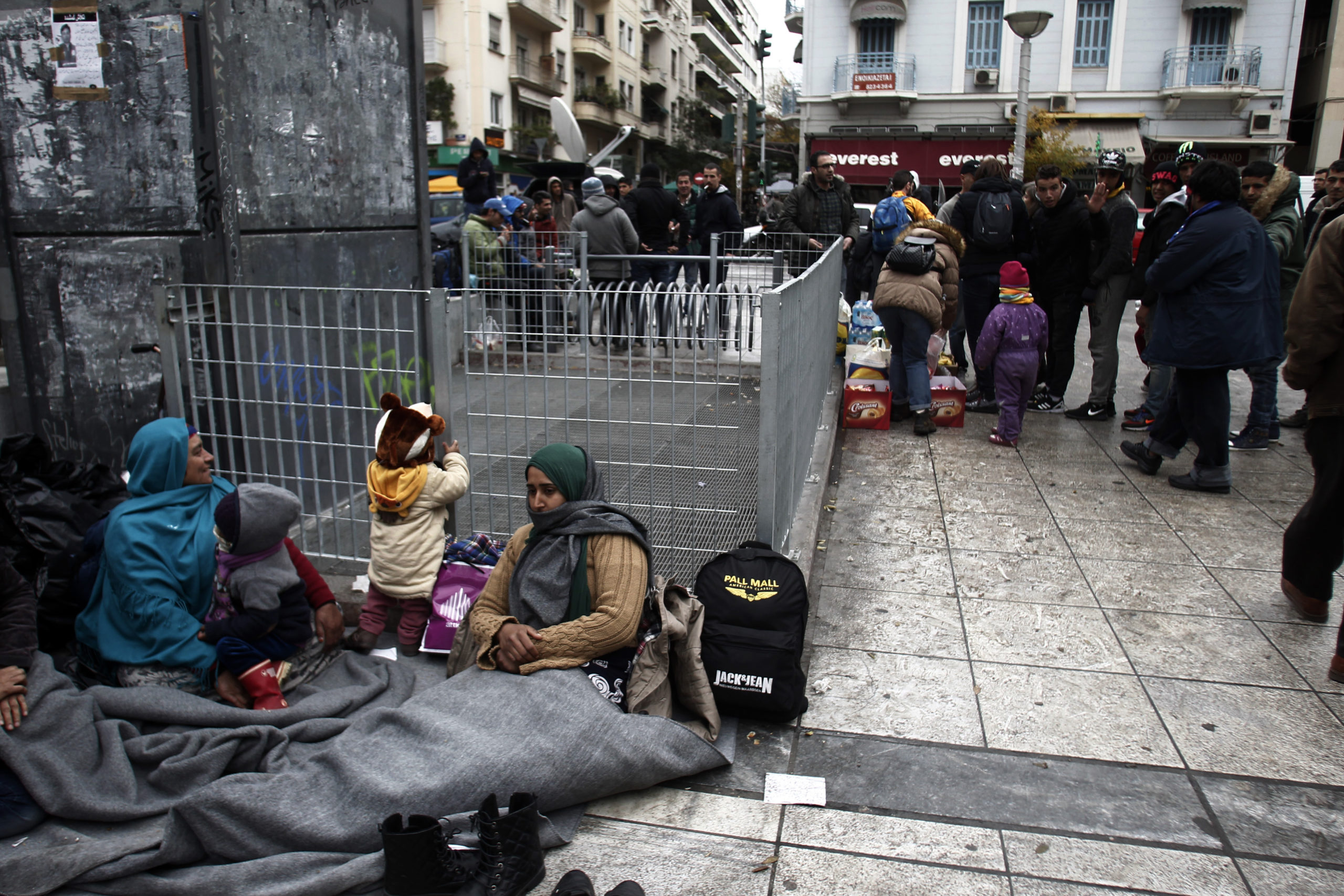 Σκηνικό ντροπής – Πρόσφυγες στοιβαγμένοι στο κρύο στην πλατεία Βικτωρίας – ΦΩΤΟ