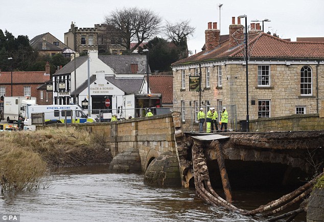 Η πλημμύρα έκοψε στα δύο μια από τις πιο όμορφες πόλεις της Αγγλίας – BINTΕΟ