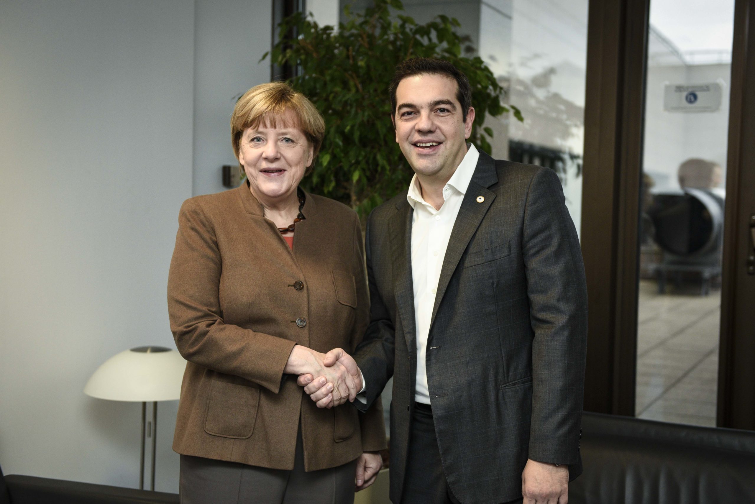 Καρέ καρέ η συνάντηση του Τσίπρα με την Μέρκελ – ΦΩΤΟ