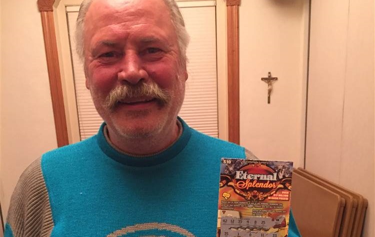 Άστεγος κέρδισε 500.000$ στο λαχείο – ΒΙΝΤΕΟ