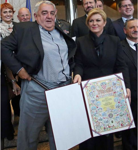 Του έπεσε το παντελόνι την ώρα που τον βράβευε η πρόεδρος της Κροατίας – ΦΩΤΟ