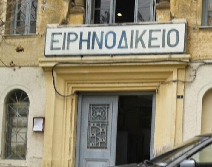 Δεκάδες πολίτες στις ουρές για να υπαχθούν στον «νόμο Κατσέλη»