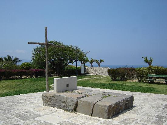 Βεβήλωσαν τον τάφο του Καζαντζάκη – ΦΩΤΟ