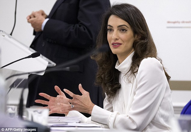 Η Αμάλ Αλαμουντίν σε βραδινή έξοδο – ΦΩΤΟ