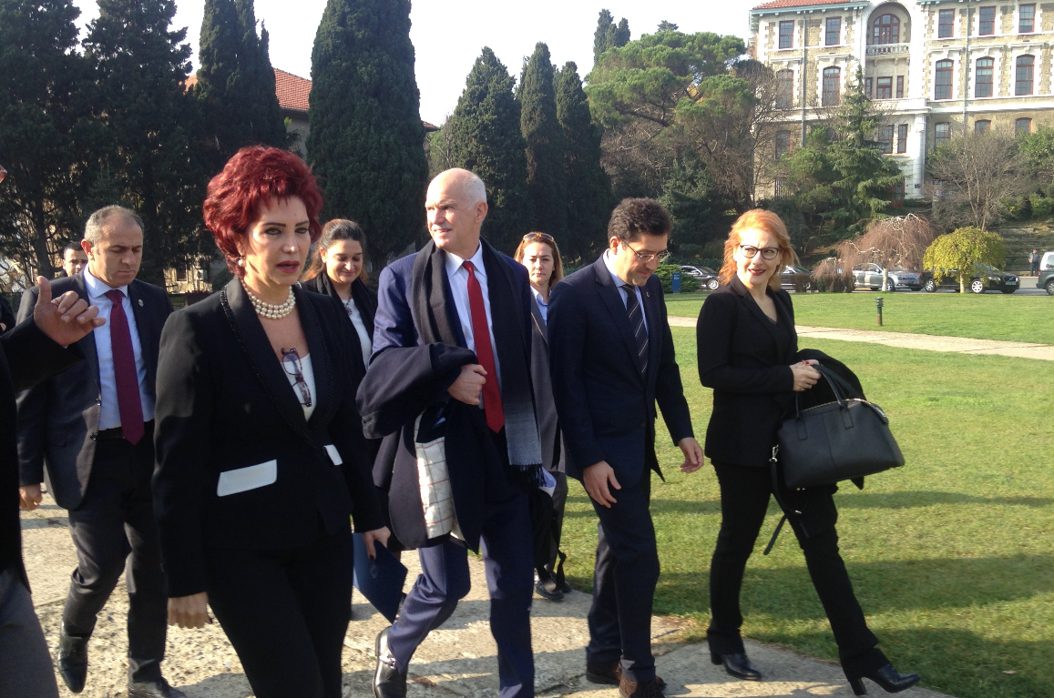 Η επίσκεψη του Παπανδρέου στην Κωνσταντινούπολη και τα… χάδια στη γάτα – ΦΩΤΟ