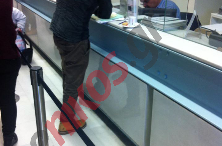 Έξαλλοι στην ουρά περιμένουν τον «χαλαρό» με το “εσπρεσσάκι” – ΦΩΤΟ αναγνώστη