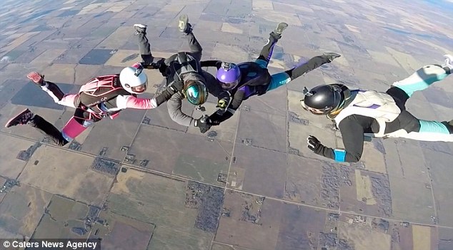 Τατουάζ με αλεξίπτωτο στα 8.000 πόδια – ΒΙΝΤΕΟ