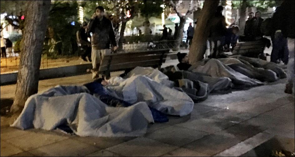 Εικόνες ντροπής με πρόσφυγες που κοιμούνται στην πλατεία Βικτωρίας – ΦΩΤΟ