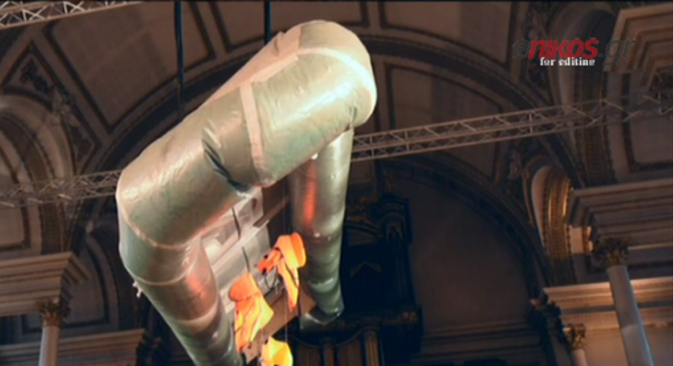 Λέμβος προσφύγων από τη Λέσβο κοσμεί ναό στο Λονδίνο – ΒΙΝΤΕΟ