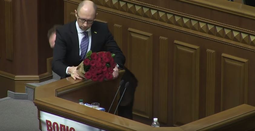 Χαμός στην Ουκρανία: Βουλευτής κατέβασε από το βήμα τον Πρωθυπουργό