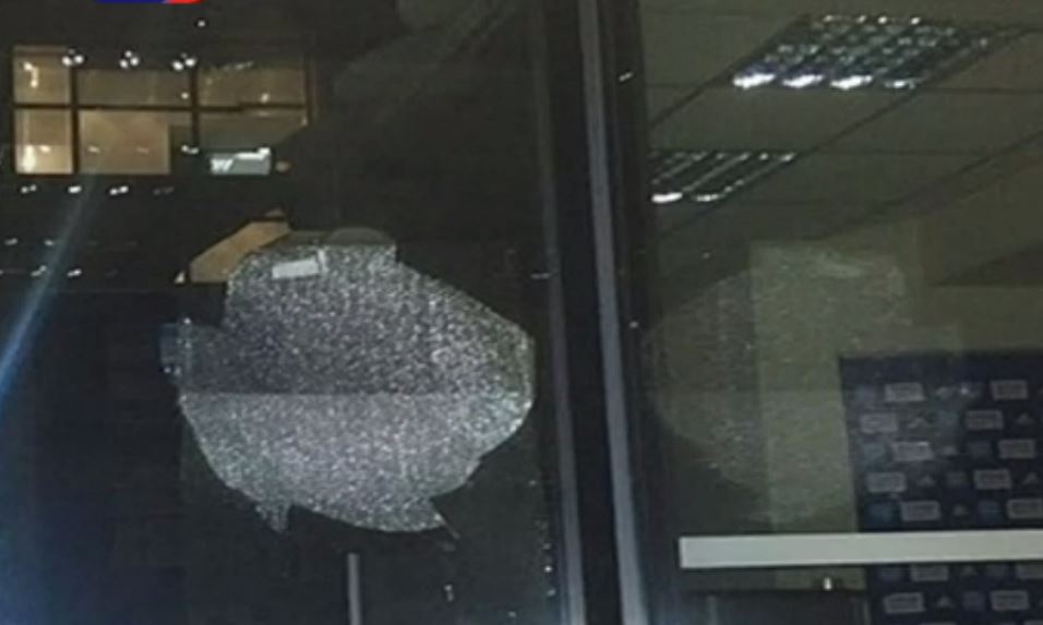 Άγνωστοι επιτέθηκαν στα γραφεία της Super League – ΒΙΝΤΕΟ