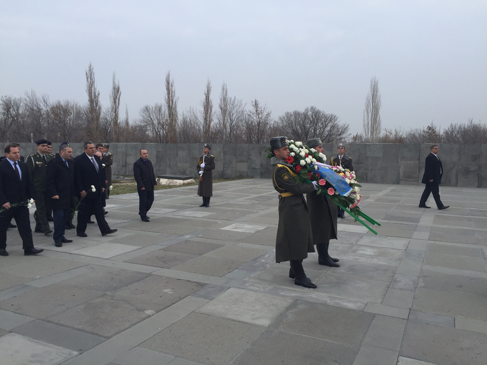 Ο Καμμένος κατέθεσε στεφάνι στο Μνημείο Θυμάτων Γενοκτονίας στην Αρμενία – ΦΩΤΟ