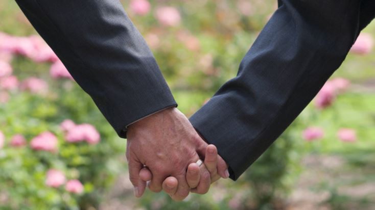 Φιλήθηκαν μπροστά στη Μητρόπολη ντυμένοι παπάδες – ΦΩΤΟ