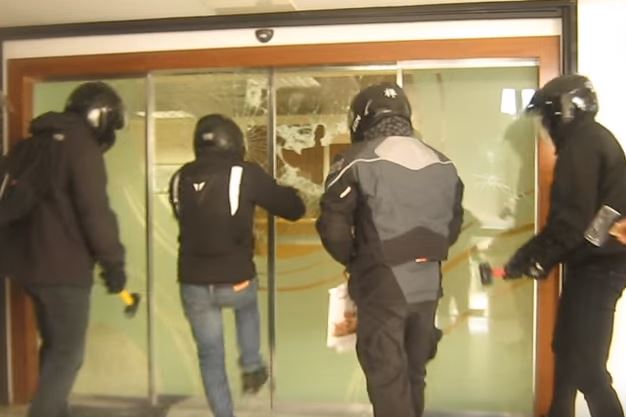 Η επίθεση του “Ρουβίκωνα” στον Τειρεσία – ΒΙΝΤΕΟ