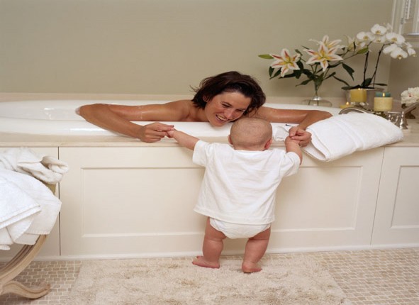 Επιτρέπεται να βλέπει το παιδί γυμνό τον γονιό;