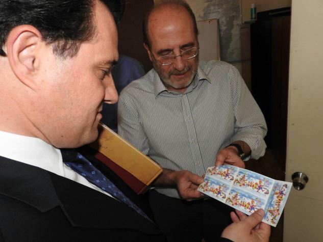 Ο Άδωνις διαβάζει …τα γράμματα στον Αγιο Βασίλη – ΦΩΤΟ